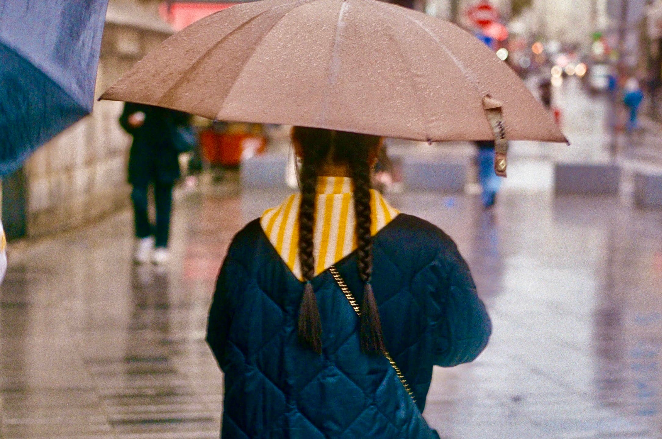 48_LA_FILLE_ET_LE_PARAPLUIE